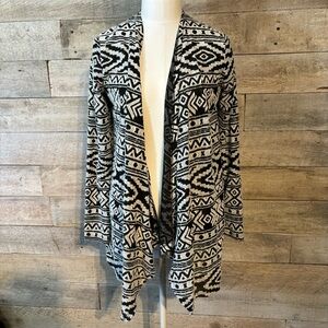 🛍️3/$30 American Eagle ‎ Outfitters women’s black & white oversized cardigan